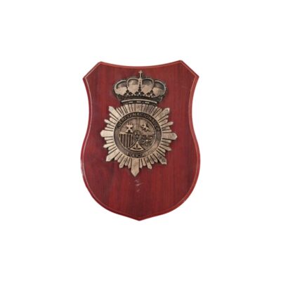 metopa decorativa de forma heráldica con base de madera en tonos rojizos, caracterizada por incorporar en el centro un emblema metálico en relieve envejecido correspondiente al Cuerpo Nacional de Policía de España, con su estrella de ocho puntas y la corona real alquiler para eventos, publicidad, peliculas y series