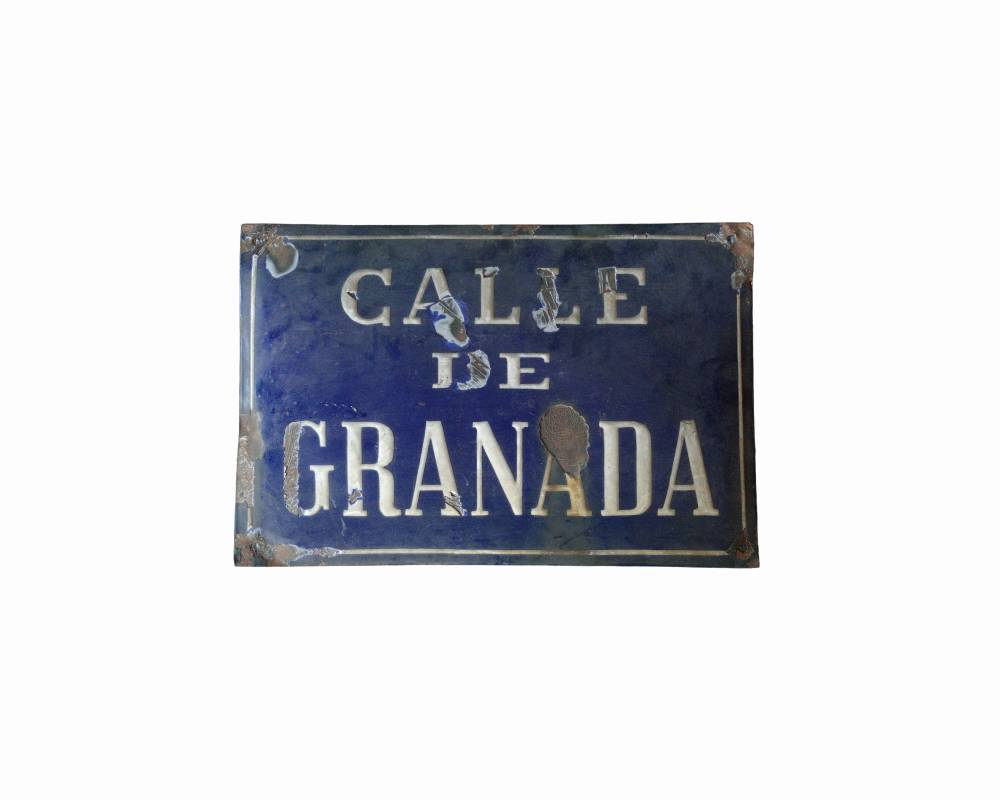 placa de rotulación urbana antigua elaborada en chapa de hierro esmaltado, caracterizada por su clásico fondo azul oscuro con letras y rebordes en tono blanco alquiler para eventos, publicidad, peliculas y series