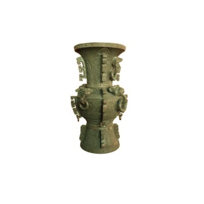 jarrón metálico de estilo antiguo con un acabado de pátina verde envejecida, caracterizado por su cuerpo profusamente decorado con grabados geométricos tipo zun, cabezas de animales o dragones en relieve y asas con anillos colgantes alquiler para eventos, publicidad, peliculas y series