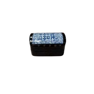 joyero pequeño de madera oscura, caracterizado por una tapa abovedada decorada con una placa de porcelana en tonos azul y blanco con motivos tradicionales y caracteres caligráficos alquiler para eventos, publicidad, peliculas y series