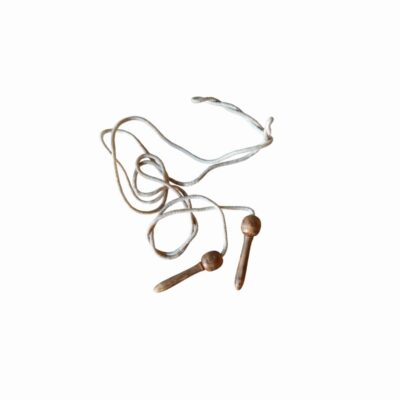 comba tradicional de época, compuesta por una cuerda textil resistente y dos mangos ergonómicos torneados en madera natural alquiler para eventos, publicidad, peliculas y series