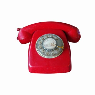 teléfono fijo de época fabricado en plástico de llamativo color rojo, correspondiente a los modelos clásicos de la Compañía Telefónica Nacional de España alquiler para eventos, publicidad, peliculas y series