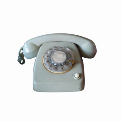 clásico teléfono fijo de época fabricado en plástico de color gris claro, correspondiente a los modelos de la Compañía Telefónica Nacional de España alquiler para eventos, publicidad, peliculas y series