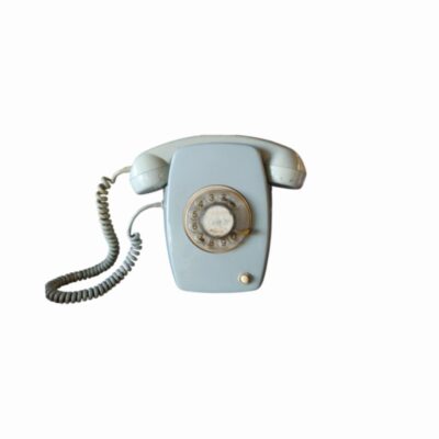clásico teléfono fijo de época fabricado en plástico de color gris claro, diseñado específicamente para su instalación mural alquiler para eventos, peliculas y series