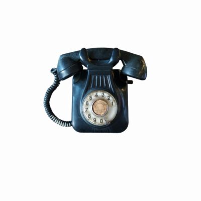 teléfono fijo de época fabricado en baquelita o plástico resistente de color negro, diseñado para su instalación mural y correspondiente a los modelos clásicos alquiler para eventos, publicidad, peliculas y series