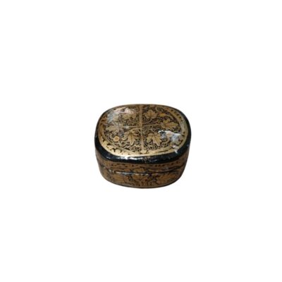 joyero de forma cuadrada con esquinas redondeadas, caracterizada por un fondo oscuro y un acabado decorativo en tonos dorados que cubre tanto la tapa superior como los laterales con intrincados motivos vegetales y florales alquiler para eventos, publicidad, peliculas y series