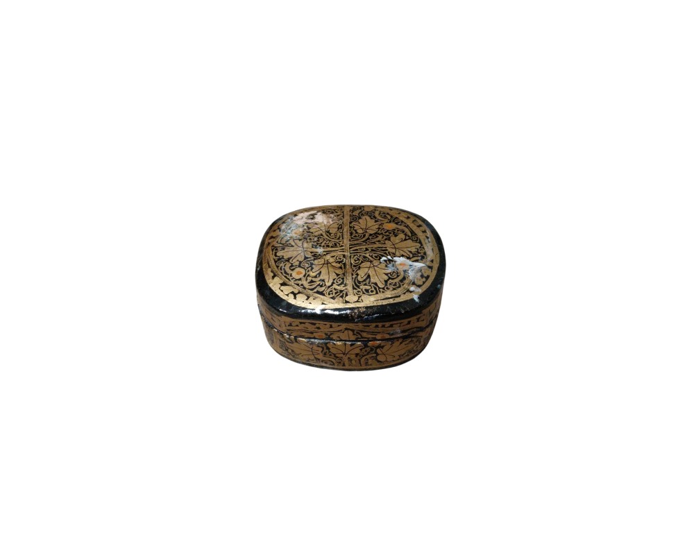 joyero de forma cuadrada con esquinas redondeadas, caracterizada por un fondo oscuro y un acabado decorativo en tonos dorados que cubre tanto la tapa superior como los laterales con intrincados motivos vegetales y florales alquiler para eventos, publicidad, peliculas y series
