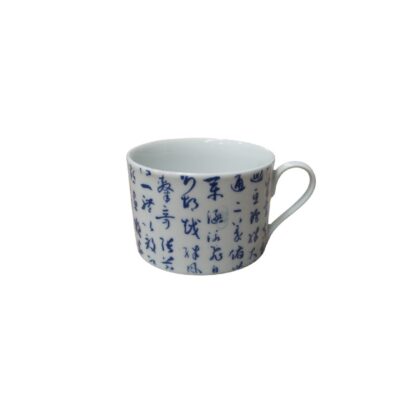 porcelana de diseño clásico y limpio, provista de una pequeña asa lateral y decorada en toda su superficie exterior con líneas de caracteres caligráficos orientales en tonos azules sobre fondo claro alquiler para eventos, publicidad, peliculas y series