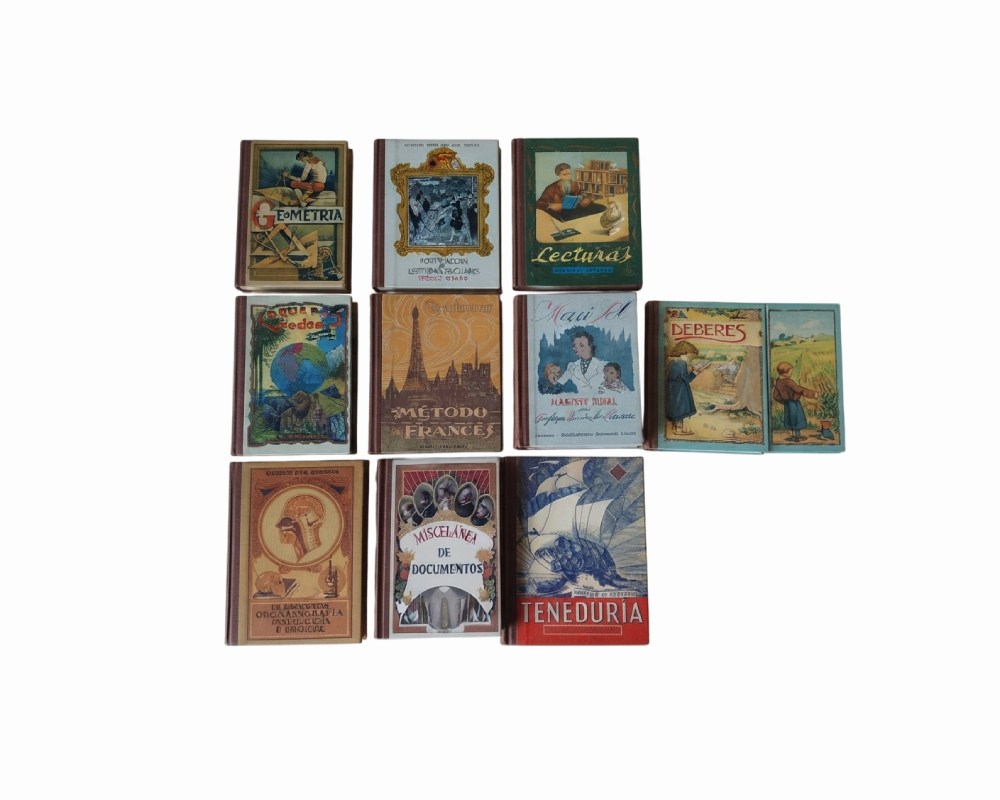 extenso e interesante lote de libros de texto, enciclopedias infantiles y manuales escolares de época, abarcando diversas disciplinas educativas de mediados del siglo XX alquiler para eventos, publicidad, peliculas y series