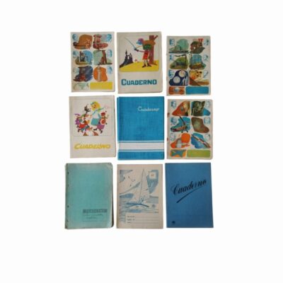 ote de cuadernos escolares y libretas de época de mediados del siglo XX, compuestos por diversas unidades con portadas ilustradas con motivos infantiles, gráficos educativos y la rotulación clásica de la palabra "Cuaderno" alquiler para eventos, publicidad, peliculas y series