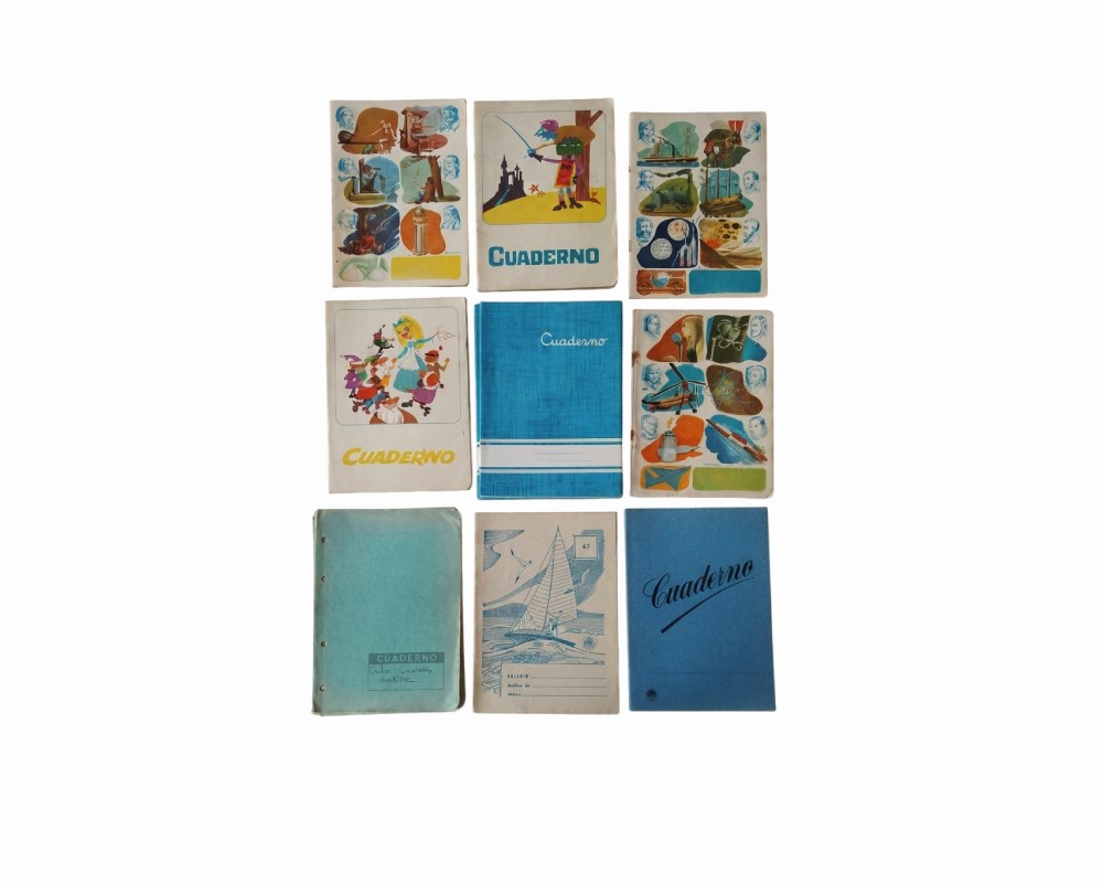 ote de cuadernos escolares y libretas de época de mediados del siglo XX, compuestos por diversas unidades con portadas ilustradas con motivos infantiles, gráficos educativos y la rotulación clásica de la palabra "Cuaderno" alquiler para eventos, publicidad, peliculas y series