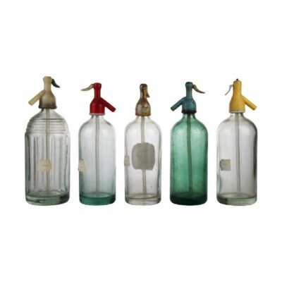 lote de cinco botellas de sifón antiguas de mediados del siglo XX, caracterizadas por sus cuerpos de vidrio transparente alquiler para eventos, publicidad, peliculas y series