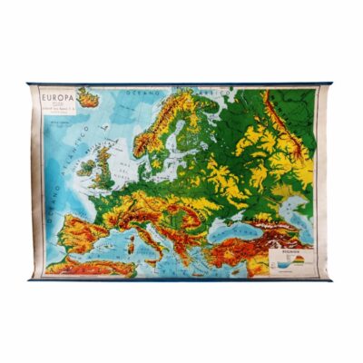 lote de grandes mapas murales escolares de época, caracterizados por sus láminas cartográficas impresas con detalles geográficos, físicos y políticos de diferentes continentes (como Europa, África, Oceanía o América) alquiler para eventos, publicidad, peliculas y series