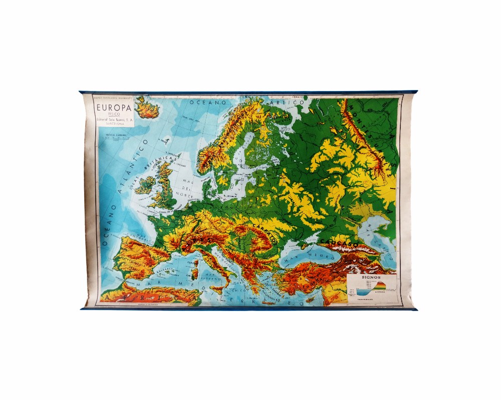 lote de grandes mapas murales escolares de época, caracterizados por sus láminas cartográficas impresas con detalles geográficos, físicos y políticos de diferentes continentes (como Europa, África, Oceanía o América) alquiler para eventos, publicidad, peliculas y series