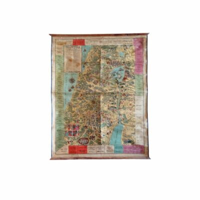 mapa mural escolar enfocado en la representación cartográfica e histórica de Palestina, caracterizado por su diseño antiguo con márgenes ilustrados, recuadros de texto explicativo y varillas de sujeción de madera superior e inferior alquiler para eventos, publicidad, peliculas y series