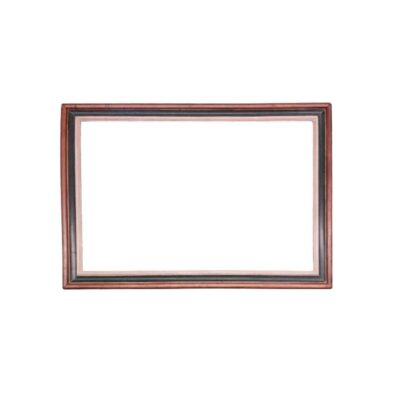 marco de cuadro rectangular fabricado en madera, caracterizado por un diseño de molduras escalonadas con una combinación de acabados en tonos marrones rojizos cálidos, negros y líneas interiores claras Medidas exterior: 129x87 Medidas interior:103x49 alquiler para eventos, publicidad, peliculas y series