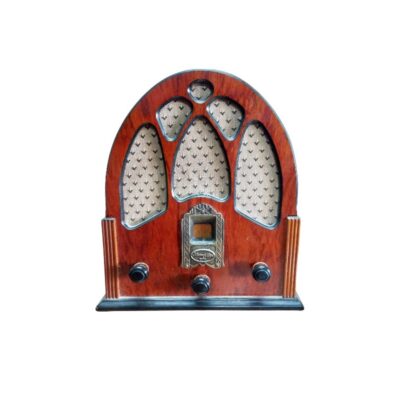 radio de época de sobremesa de diseño clásico, caracterizada por su elegante caja de madera con acabado pulido en forma de arco ojival estilo catedral, rejillas frontales revestidas con tela decorativa estampada y diales de sintonía frontales alquiler para eventos, publicidad, peliculas y series