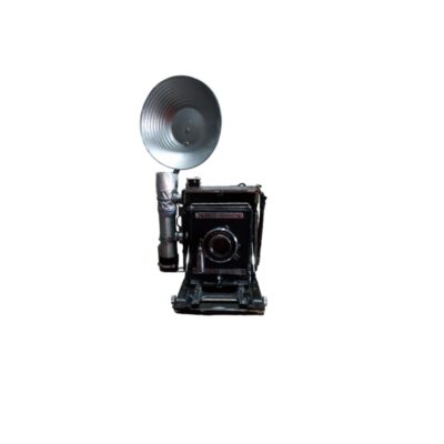 cámara fotográfica clásica y robusta de fuelle y gran formato dotada de un característico flash de plato o parábola reflectora lateral, perteneciente al emblemático modelo Speed Graphic alquiler para eventos, publicidad, peliculas y series