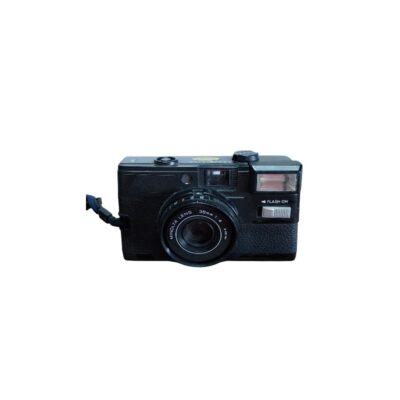 cámara fotográfica analógica compacta de cuerpo negro texturizado, equipada con un objetivo Minolta Lens de 38mm f:4, un visor óptico y un sistema de flash integrado con su respectivo interruptor de activación frontal ("FLASH ON") alquiler para eventos, publicidad, peliculas y series