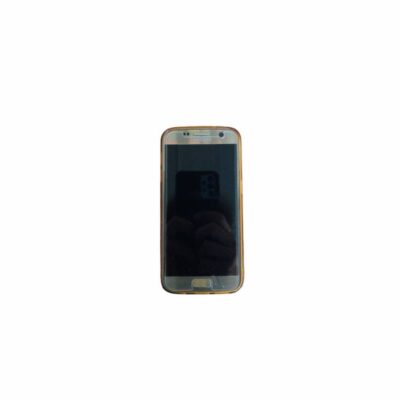teléfono inteligente o smartphone clásico de la marca Samsung de formato vertical, equipado con pantalla táctil de bordes curvos y protegido por una funda de silicona transparente alquiler para eventos, publicidad, peliculas y series