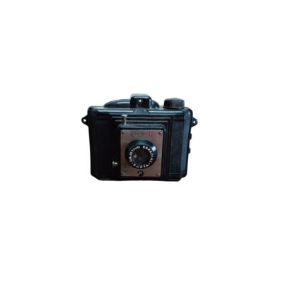 cámara fotográfica clásica de cuerpo oscuro y diseño compacto, que muestra la placa metálica frontal con las inscripciones "Capta-II" y "Objetivo Especial - Capta" alquiler para eventos, publicidad, peliculas y series