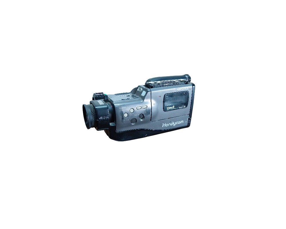 videocámara analógica de la marca Sony, modelo Handycam con sistema Video 8, caracterizada por su cuerpo horizontal compacto en tonos gris y negro, asa superior y mandos de control integrados alquiler para eventos, publicidad, peliculas y series