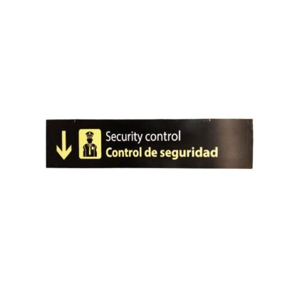 letrero rectangular de formato horizontal con fondo oscuro que incluye una flecha direccional hacia abajo, un pictograma institucional de control y las inscripciones bilingües "Security control" y "Control de seguridad" alquiler para eventos, publicidad, peliculas y series