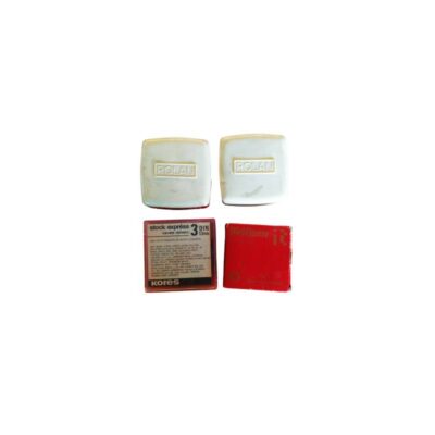 lote de accesorios de oficina de época compuesto por bobinas o estuches de cintas para máquina de escribir de marcas clásicas como Pelikan y Kores, incluyendo contenedores plásticos y cajas de cartón originales alquiler para eventos, publicidad, peliculas y series