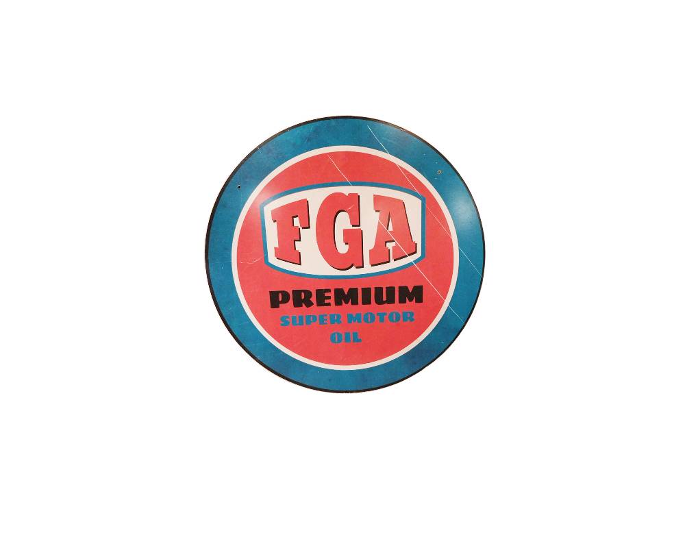 placa publicitaria metálica de formato circular, caracterizada por un diseño retro con los colores rojo, azul y blanco, y las inscripciones "FGA", "PREMIUM" y "SUPER MOTOR OIL" alquiler para eventos, publicidad, peliculas y series