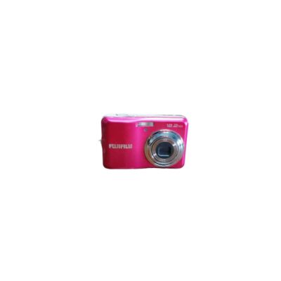 cámara fotográfica digital compacta de color rosa brillante, perteneciente a la marca Fujifilm, que cuenta con una inscripción de 12.2 megapíxeles junto al flash integrado y un objetivo retráctil con borde cromado alquiler para eventos, publicidad, peliculas y series