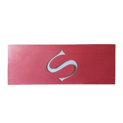 letrero rectangular de formato horizontal con acabado en tono rojo, que destaca una gran letra "S" troquelada alquiler para eventos, publicidad, peliculas y series