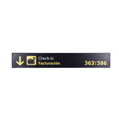 letrero rectangular de formato horizontal con fondo oscuro que incluye una flecha direccional hacia abajo, un pictograma de equipaje, las inscripciones bilingües "Check-in / Facturación" y el rango numérico de mostradores "363 to 386" alquiler para eventos, publicidad, peliculas y series