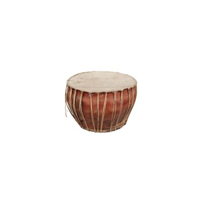 tambor de percusión bajo de época y estilo tradicional, caracterizado por su cuerpo compacto y abombado de acabado en tonos rojizos y marrones naturales, parche superior de piel y un sistema exterior de tensado vertical mediante tiras cruzadas alquiler para eventos, publicidad, peliculas y series