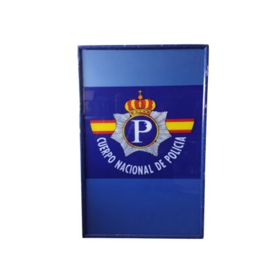 letrero rectangular de formato vertical con marco metálico y fondo azul, que muestra en el centro el emblema oficial y la corona del Cuerpo Nacional de Policía con la leyenda arqueada "CUERPO NACIONAL DE POLICIA" alquiler para eventos, publicidad, peliculas y series