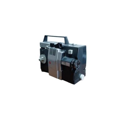 proyector de cine analógico de sobremesa de la marca Bauer, modelo T8, caracterizado por su cuerpo robusto de diseño industrial en tonos gris y negro, con asa superior de transporte y óptica delantera ajustable alquiler para eventos, publicidad, peliculas y series