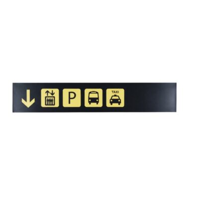 letrero rectangular de formato horizontal con fondo oscuro que incluye una flecha direccional hacia abajo y una secuencia de pictogramas en recuadros claros que señalizan el acceso a ascensor, aparcamiento (P), autobús y servicio de taxi alquiler para eventos, publicidad, peliculas y series