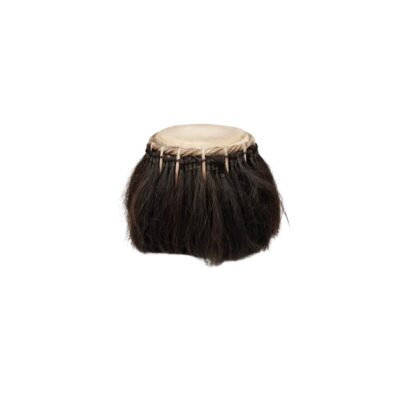 tambor de percusión tradicional de época, caracterizado por su cuerpo compacto, parche superior de piel y un llamativo revestimiento exterior de pelo natural oscuro sujeto mediante un elaborado trenzado superior alquiler para eventos, publicidad, peliculas y series