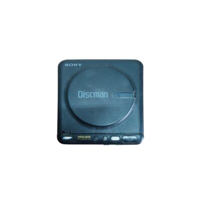 reproductor de CD portátil de época de la marca Sony Discman, caracterizado por su diseño compacto de forma cuadrada con esquinas redondeadas en tono oscuro, una tapa superior con relieve circular para el disco y un panel de control frontal con botones de reproducción y tecnología Mega Bass integrada alquiler para eventos, publicidad, peliculas y series