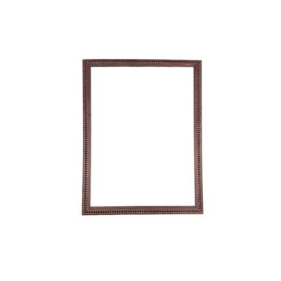 marco de cuadro de formato vertical fabricado en madera, caracterizado por una moldura de perfil clásico con un acabado en tonos oscuros o marrones y una textura decorada mediante un patrón continuo de cuentas Medias exterior: 128x94 Medidas interior: 117x82 alquiler para eventos, publicidad, peliculas y series
