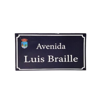 placa rectangular de formato horizontal con fondo oscuro, un marco perimetral claro y el escudo institucional en la esquina superior izquierda, que muestra la inscripción en tipografía blanca "Avenida Luis Braille" alquiler para eventos, publicidad, peliculas y series