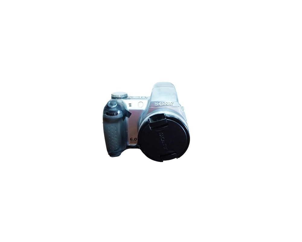 cámara fotográfica digital de la marca Sony con un diseño de cuerpo ergonómico en tonos plateados y oscuros, caracterizada por su empuñadura texturizada y un objetivo frontal provisto de su tapa protectora original alquiler para eventos, publicidad, peliculas y series