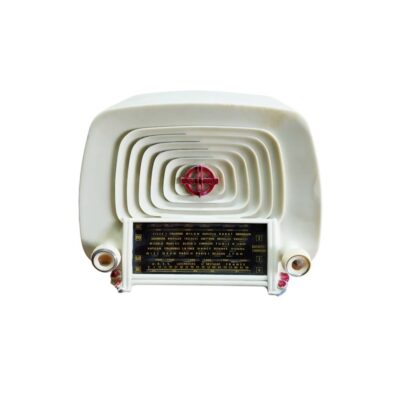 radio de mesa de la marca Ducretet Thomson, caracterizada por su cuerpo envolvente de líneas redondeadas en tonos claros, una rejilla frontal cóncava con un emblema central distintivo y un panel de diales inferior detallado con frecuencias de onda alquiler para eventos, publicidad, peliculas y series