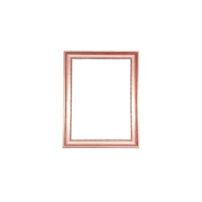 marco de cuadro de formato vertical fabricado en madera, caracterizado por una moldura ancha y de perfil escalonado con un acabado metálico brillante en tono cobre y finos detalles texturizados en su relieve interior Medidas exterior: 64x88 Medidas interior: 51x74 alquiler para eventos, publicidad, peliculas y series