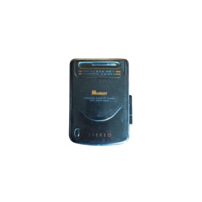 reproductor de casetes portátil de formato vertical de la marca Academy Stereo, caracterizado por su carcasa compacta de color oscuro con sintonizador de radio AM/FM integrado en la parte superior alquiler para eventos, publicidad, peliculas y series