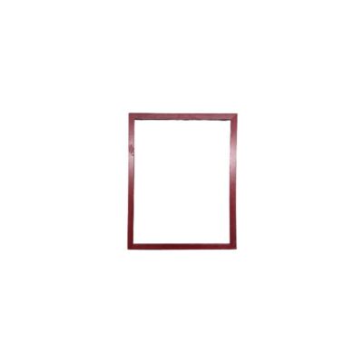marco de cuadro de formato vertical fabricado en madera, caracterizado por una moldura de perfil plano y líneas limpias con un acabado en un tono rojo caoba o marrón rojizo de aspecto sutilmente desgastado Medidas exterior: 47x35 Medidas interior: 44x32 alquiler para eventos, publicidad, peliculas y series
