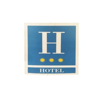 placa de formato cuadrado con un fondo azul que presenta una gran letra "H" mayúscula en la parte superior, tres estrellas amarillas alineadas en el centro y la palabra "HOTEL" en un panel inferior diferenciado alquiler para eventos, publicidad, peliculas y series