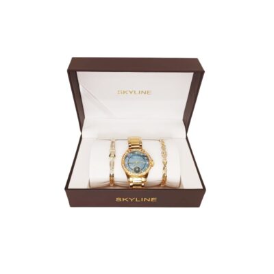 conjunto de joyería y relojería de la marca SKYLINE, presentado en un estuche marrón con interiores claros y el logotipo impreso, que incluye un reloj de pulsera dorado con esfera decorada y dos pulseras complementarias a juego alquiler para eventos, publicidad, peliculas y series