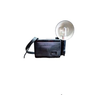 cámara fotográfica clásica de diseño compacto y cerrado, equipada con una correa de transporte lateral y un flash de plato o parábola reflectora montado en un lateral alquiler para eventos, publicidad, peliculas y series