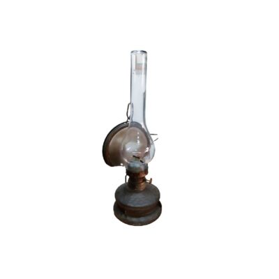 lámpara de aceite de época diseñada para su uso o sujeción en pared, caracterizada por su base metálica con depósito, mechero de latón con regulador, tubo protector de chimenea de vidrio transparente alargado y un plato reflector posterior alquiler para eventos, publicidad, peliculas y series
