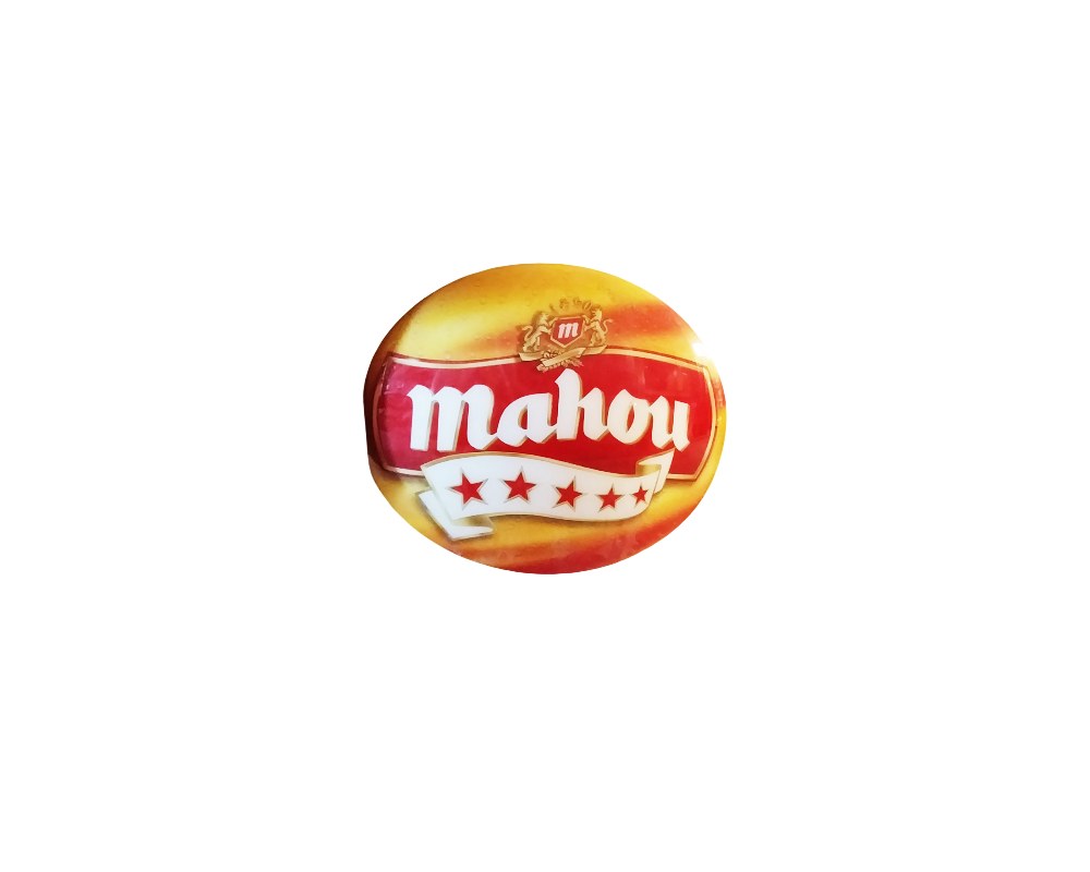 placa publicitaria de formato ovalado con el diseño clásico de la marca de cerveza Mahou, destacando el logotipo central en tonos rojos y blancos sobre un fondo dorado y rojizo con las tradicionales estrellas alquiler para eventos, publicidad, peliculas y series